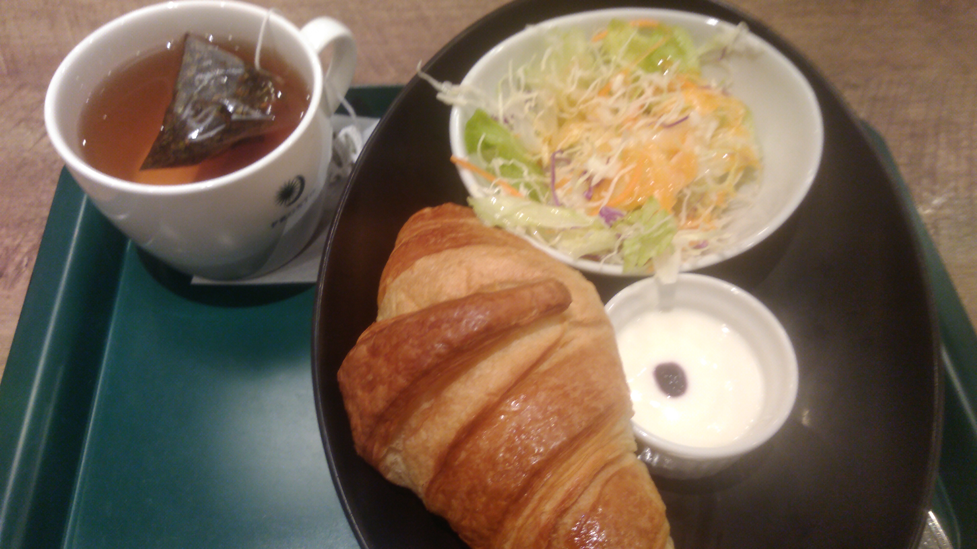 Croissant, salade, yaourt